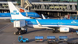 KLM schrapt op 'beperkte schaal' vluchten en verkoopt minder tickets vanwege Schipholdrukte