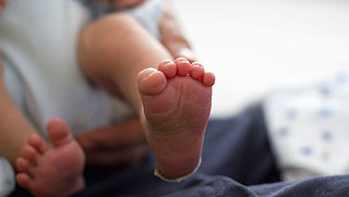 Hielprik gaat baby testen op meer aandoeningen