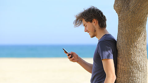 Je smartphone op vakantie: waarop kun je letten?