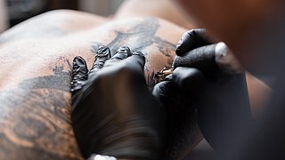 Een tattoo in het buitenland: wat zijn de risico’s?