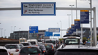 Schiphol: stel niet noodzakelijke reizen dinsdag uit