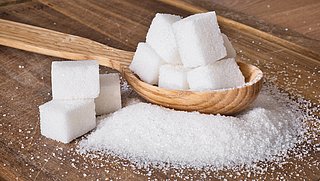 Zoveel suiker mag je per dag eten (en zo vervang je het makkelijk)