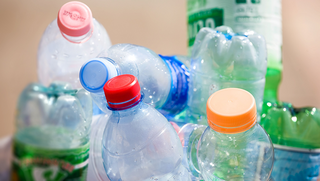 Plastic flesjes verzamelen en inleveren? 'We hebben het geld gewoon nodig'