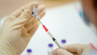 Geen onderscheid tussen man en vrouw bij onderzoek bijwerkingen coronavaccins