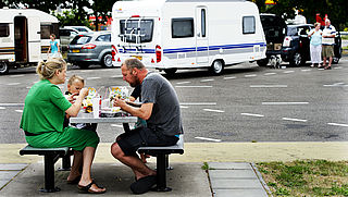 Consument op reis: gevulde koelkast mee voor op de camping