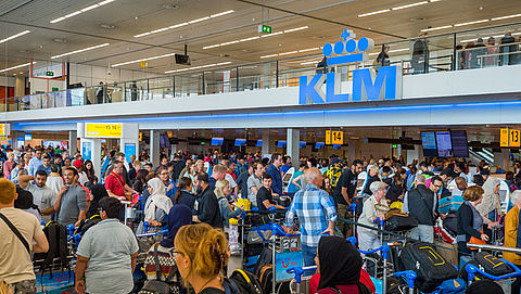 KLM vreest voor lange wachttijden Schiphol deze zomer