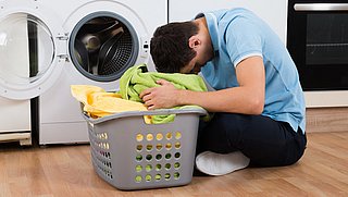 Per ongeluk een tissue meegewassen in de wasmachine? Met deze simpele tip verwijder je de pluisjes