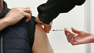 Vaccinatie AstraZeneca op grote schaal hervat