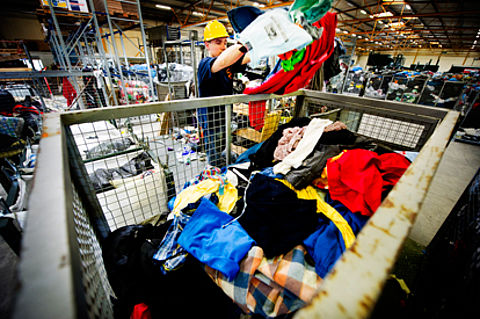 9 op de 10 mensen brengen oude kleding naar inzamelpunt in plaats van vuilcontainer