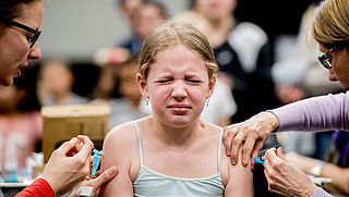 'Kinderen wel of niet laten vaccineren is te vrijblijvend'