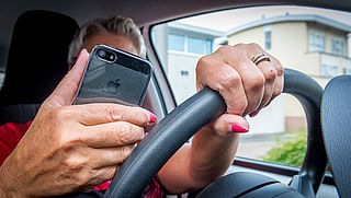 34 procent gebruikt smartphone tijdens autorijden