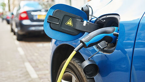 Benzine- of elektrische auto rijden kost evenveel, nog groot verschil in aanschafprijs