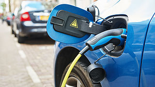 Benzine- of elektrische auto rijden kost evenveel, nog groot verschil in aanschafprijs
