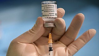 Lareb: Meer bijwerkingen van AstraZeneca-vaccin bij vrouwen tot 65 jaar
