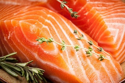 Wist je dat zalm en tonijn vaak roze worden gekleurd? (En dat zalmforel niet bestaat?)
