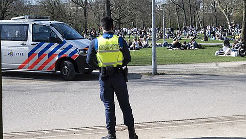 Politie deelt boetes uit bij drukte in parken