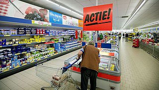 Supermarkten, stop stunts met niet-essentiële producten