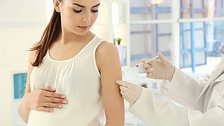 Geen verhoogd risico op miskraam na coronavaccinatie