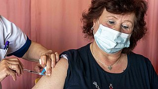 Geen vaccinatieafspraak mogelijk bij jou in de buurt, of pas over een lange tijd? Dit kun je doen