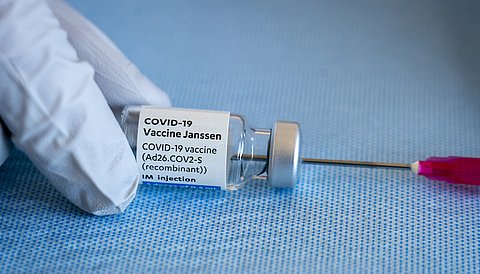 Nieuwe bijwerkingen Janssen-vaccin vastgesteld: duizeligheid en oorsuizen
