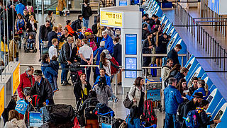 Vrees voor lange wachtrijen bij paspoortcontrole Schiphol
