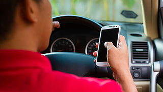 Automobilist kan niet zonder smartphone