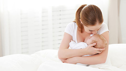 'Moeders met reuma stoppen vaak onnodig met borstvoeding'