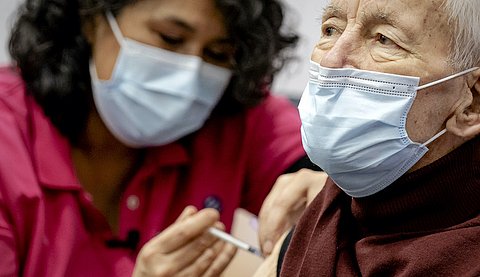 'Binnenkort boosterprik coronavaccin voor oudste ouderen'