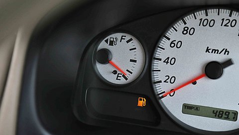 Brandstoflampje van je auto gaat aan, hoe lang kun je nog doorrijden?