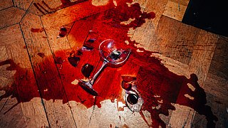Bediening morst rode wijn op kleding: heb je recht op schadevergoeding?