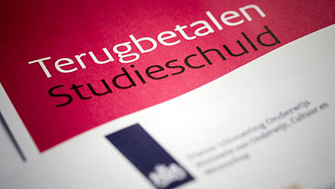 'DUO helpt student te weinig bij studieschuld'