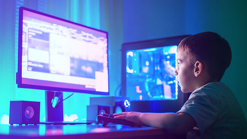 Kinderen zitten door coronacrisis meer voor een beeldscherm