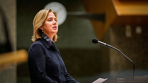 Minister betuigt spijt om fouten stint