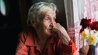 Thuiswonende ouderen ervaren meer eenzaamheid door corona