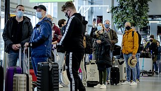 Reizigers riskeren boete als ze geen coronabewijs kunnen tonen bij terugkomst in Nederland