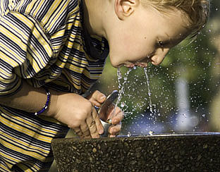 Amsterdam zet watertaps neer voor kinderen