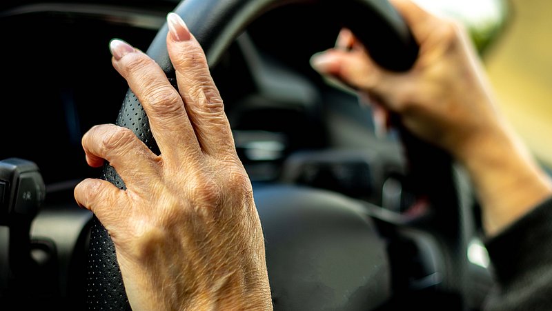 Je handen in 10 voor 2-positie op je autostuur? Niet veilig, zeggen experts