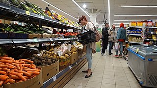 Consumenten kiezen voor goedkopere merken, maar gaan nog steeds naar dezelfde supermarkt
