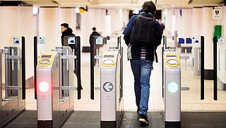 NS sluit toegangspoortjes Amsterdam Centraal