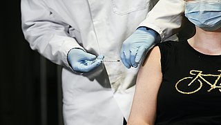 'AstraZeneca verkoopt vaccins niet elders door met winst'