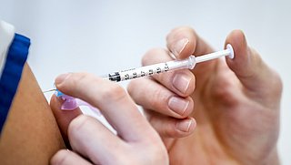 'Vaccins mogelijk binnen jaar niet meer effectief door lage vaccinatiegraad in arme landen'