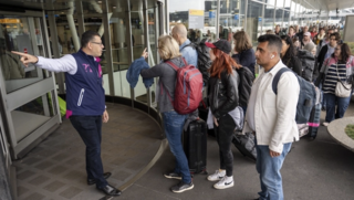 Piekdag door vertrekkende reizigers Schiphol