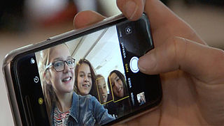 Steeds meer luizen bij pubers door selfies en knuffelgedrag