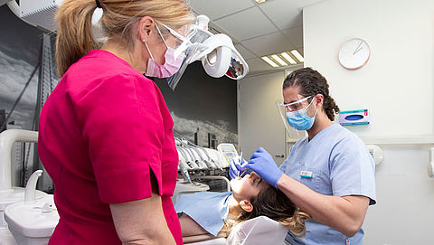 Tandartsen brengen extra toeslag in rekening door coronavirus