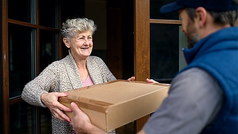 Oplichters maken ouderen geld afhandig door nieuwe truc met 'cadeaudoos'