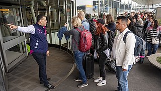 Alweer drukte en wanorde op Schiphol, reizigersaantal onvoldoende beperkt