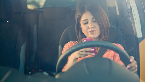Verzekeringspremies stijgen door smartphonegebruik in auto