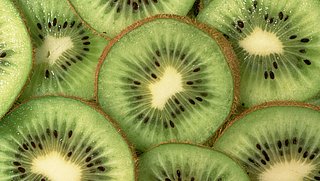 Dit is waarom er geen groene kiwi’s in de supermarkt liggen
