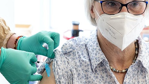 Mensen uit 1961 uitgenodigd voor vaccinatie, terwijl ouderen soms nog wachten