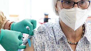 Mensen uit 1961 uitgenodigd voor vaccinatie, terwijl ouderen soms nog wachten